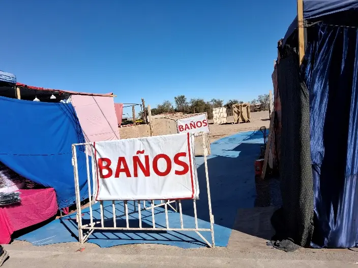 Acceso a baños públicos fiscalizados durante la visita.