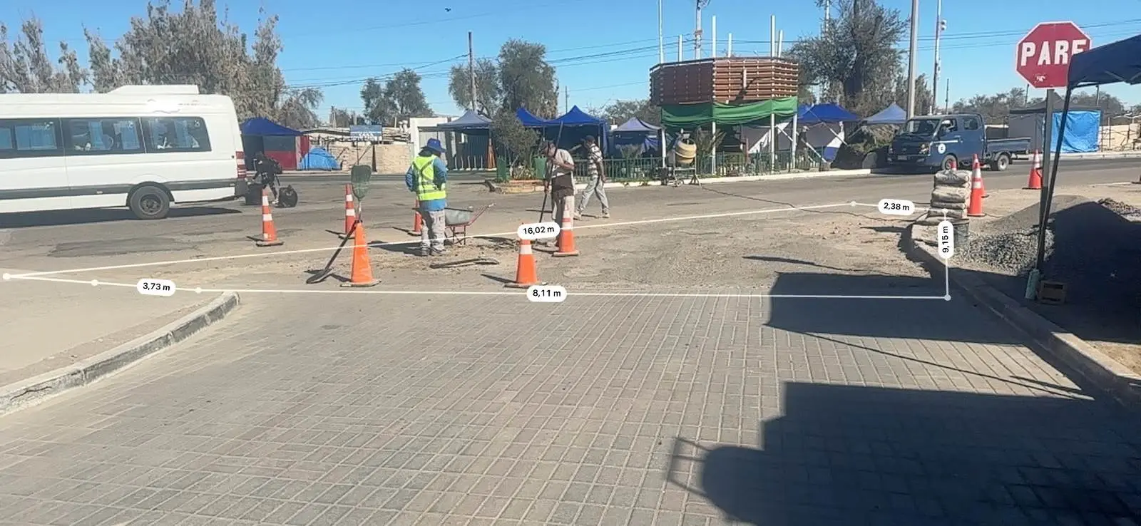 Medición del área intervenida en el cruce vial.