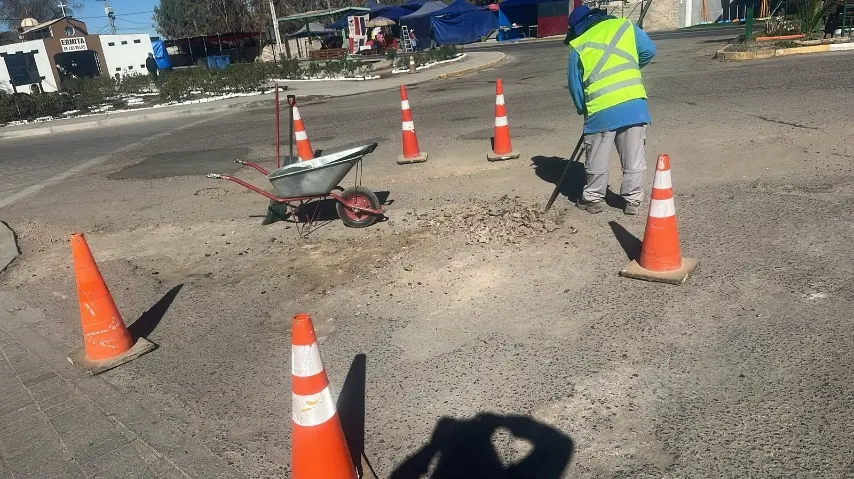 Trabajador ejecutando labores de bacheo.
