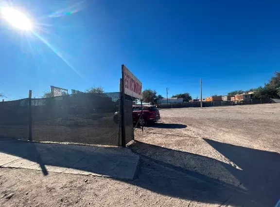Acceso señalizado de un recinto de estacionamiento.