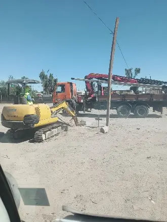 Preparación del terreno para instalar postes de alumbrado.