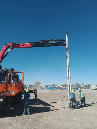 Equipo municipal trabajando en la instalación de alumbrado.